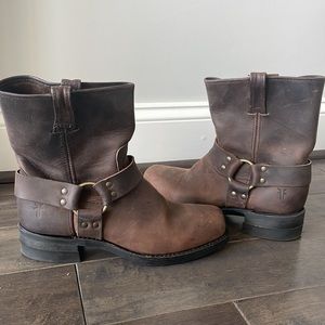 Brand new men’s Frye 8R Harness boots. Size 9.5. Width medium. Color brown. NWOT